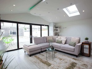 TV, stereo, offices - Modern 3BDR Home w Garden (Dublin)