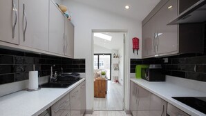 Private kitchen - Modern 3BDR Home w Garden (Dublin)