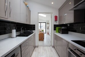 Coffee/tea maker, fridge, microwave, oven - Modern 3BDR Home w Garden (Dublin)