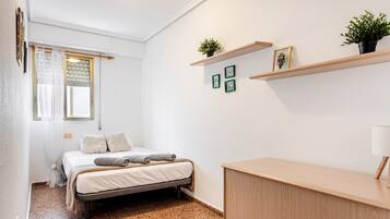 Tabla de planchar con plancha, wifi y ropa de cama
