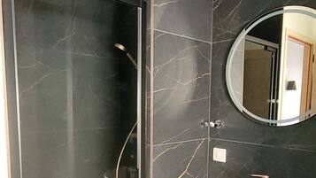 Een douche, een haardroger, handdoeken