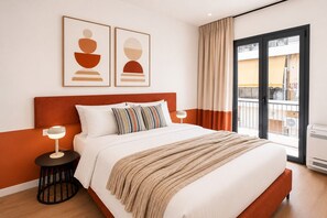 Ein modernes Hotelzimmer mit einem großen Bett, zwei Nachttischen, einem Fenster mit Vorhängen und einem Kunstwerk an der Wand.