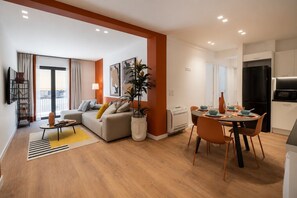Eine moderne Wohnung mit Wohnzimmer, Essbereich und Küche.
