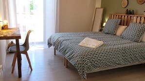 Une chambre à coucher avec un lit, un bureau et une chaise.