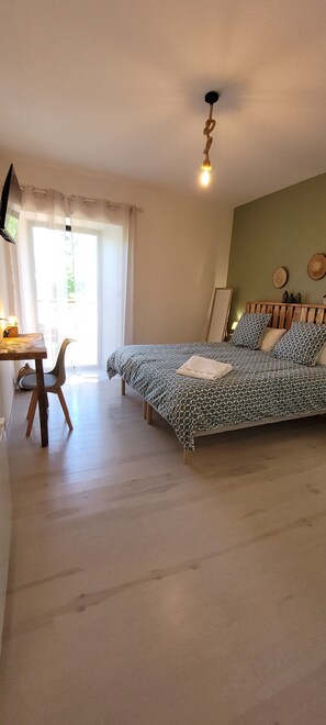 Une chambre Ă coucher avec un lit, un bureau et une chaise.