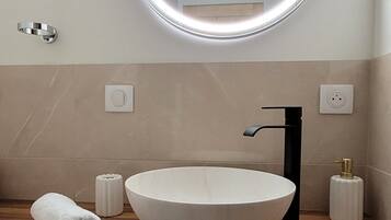Shower, hair dryer, towels