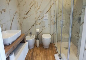 Hair dryer, towels, soap, toilet paper - Luxury Room - Premium Comfort & Total Relaxation (Napoli)
