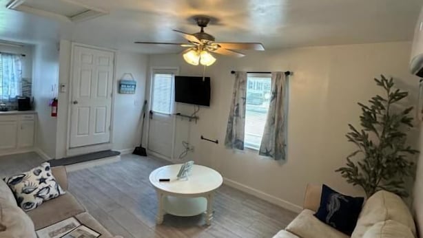 A living room with a ceiling fan, a round coffee table, and two sofas. - Dagsboro Retreat (Dagsboro)
