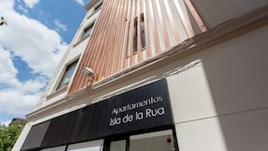 Un edificio con un letrero que dice 'Apartamentos Isla de la Rúa'.