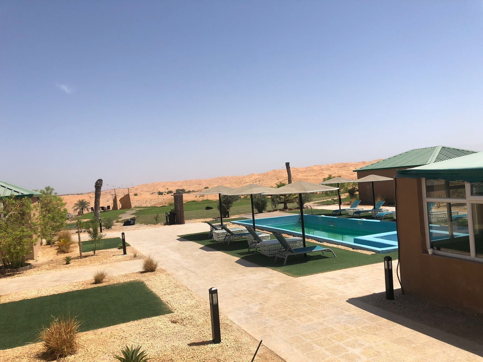 6 piscines couvertes, piscine extérieure, parasols de plage