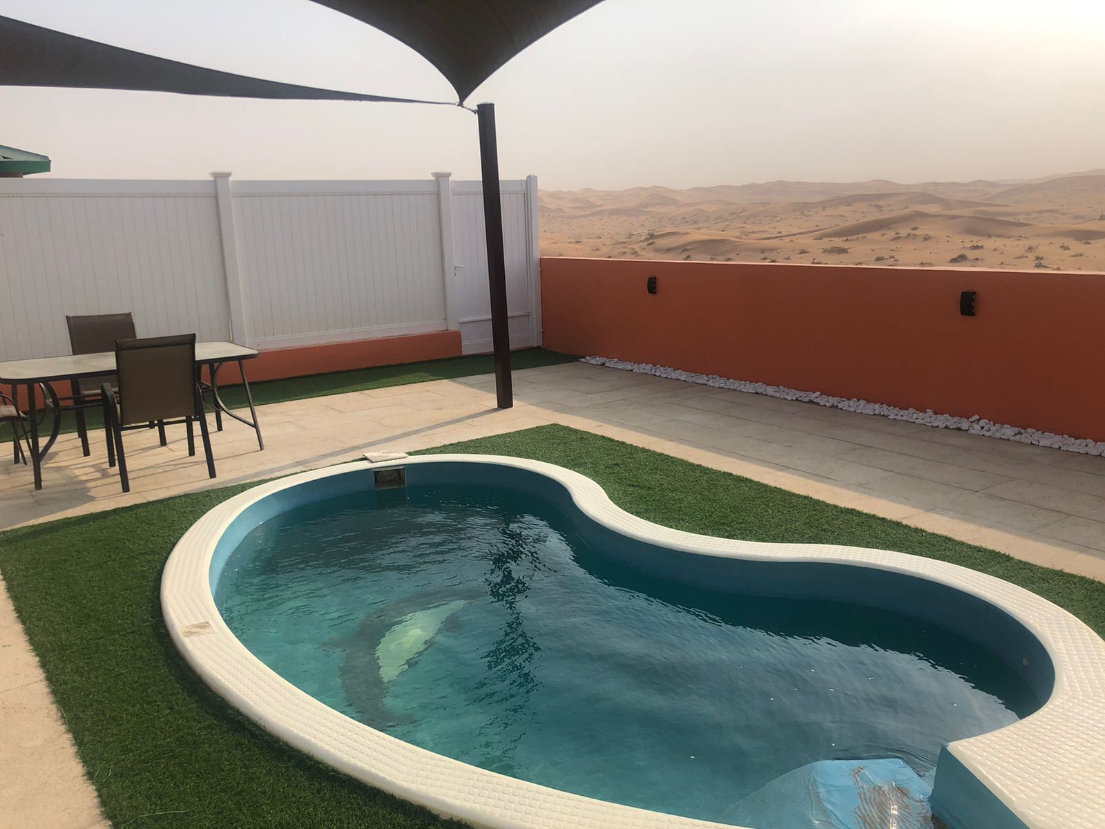 6 piscines couvertes, piscine extérieure, parasols de plage