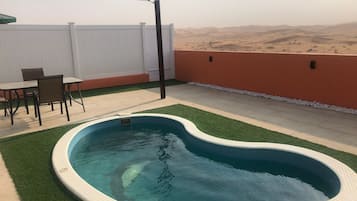 6 piscines couvertes, piscine extérieure, parasols de plage