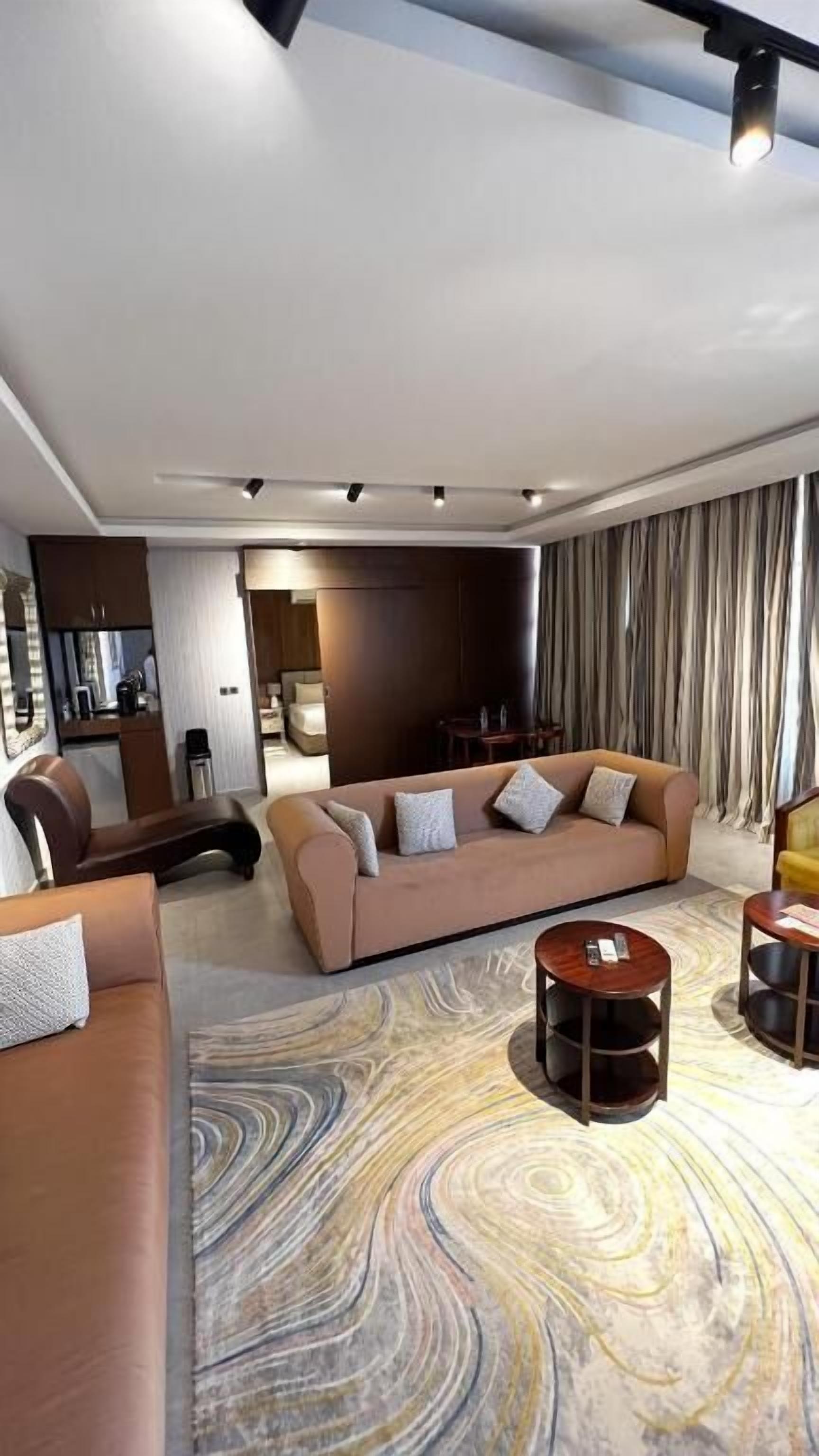 Luxury Suite, Desert View | Living area