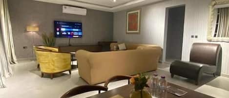 Luxury Suite, Desert View | Interior