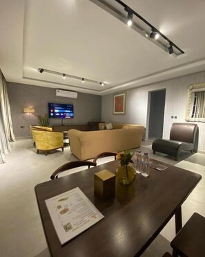 Luxury Suite, Desert view | Interior - Desert Inn Resort and Camp (Ras Al-Khaimah)