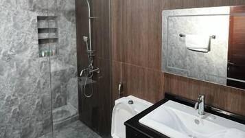 Luxury Suite, Desert view | Bathroom | Slippers