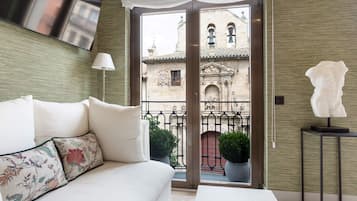 Apartment (0 Bedroom) | Living area | 55-inch Smart TV with satellite channels
