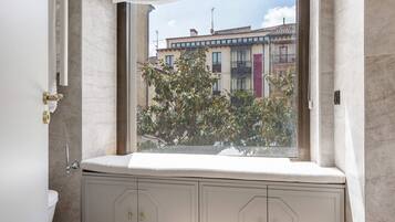 Appartement (0 Bedroom) | Woonruimte | Een 55-inch smart-tv met satellietzenders