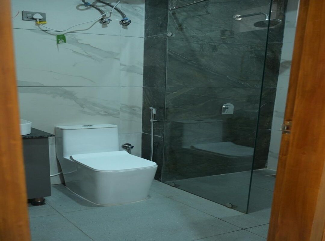Deluxe Room | Bathroom | Shower, towels, soap, shampoo