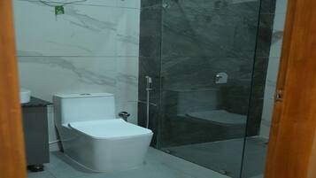 Deluxe Room | Bathroom | Shower, towels, soap, shampoo