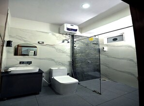 Shower, towels, soap, shampoo - Hotel Deep Khirsu (Khirsu)