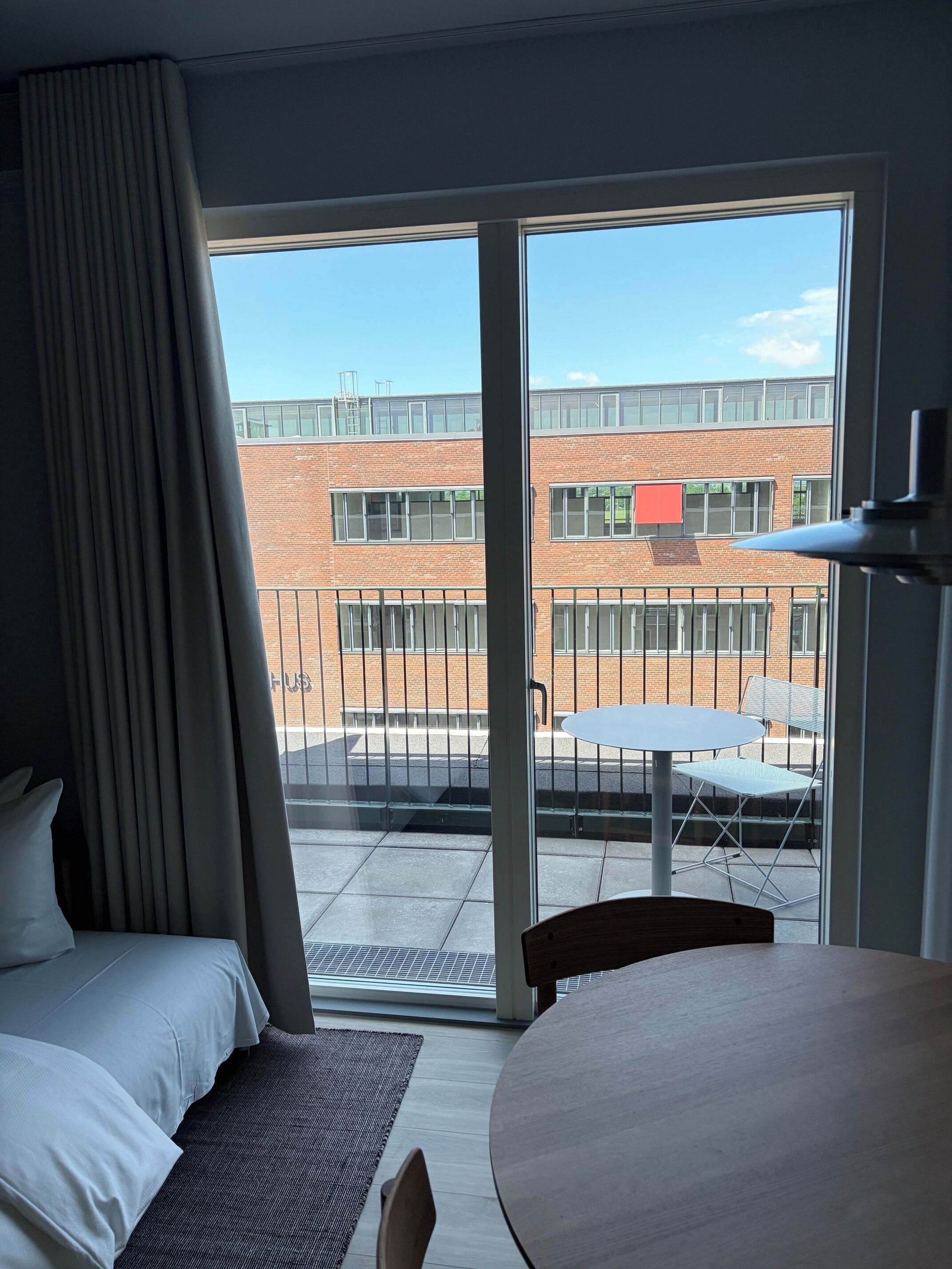 Hypo-allergenic bedding, laptop workspace, soundproofing, free WiFi