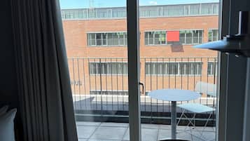 Hypo-allergenic bedding, laptop workspace, soundproofing, free WiFi