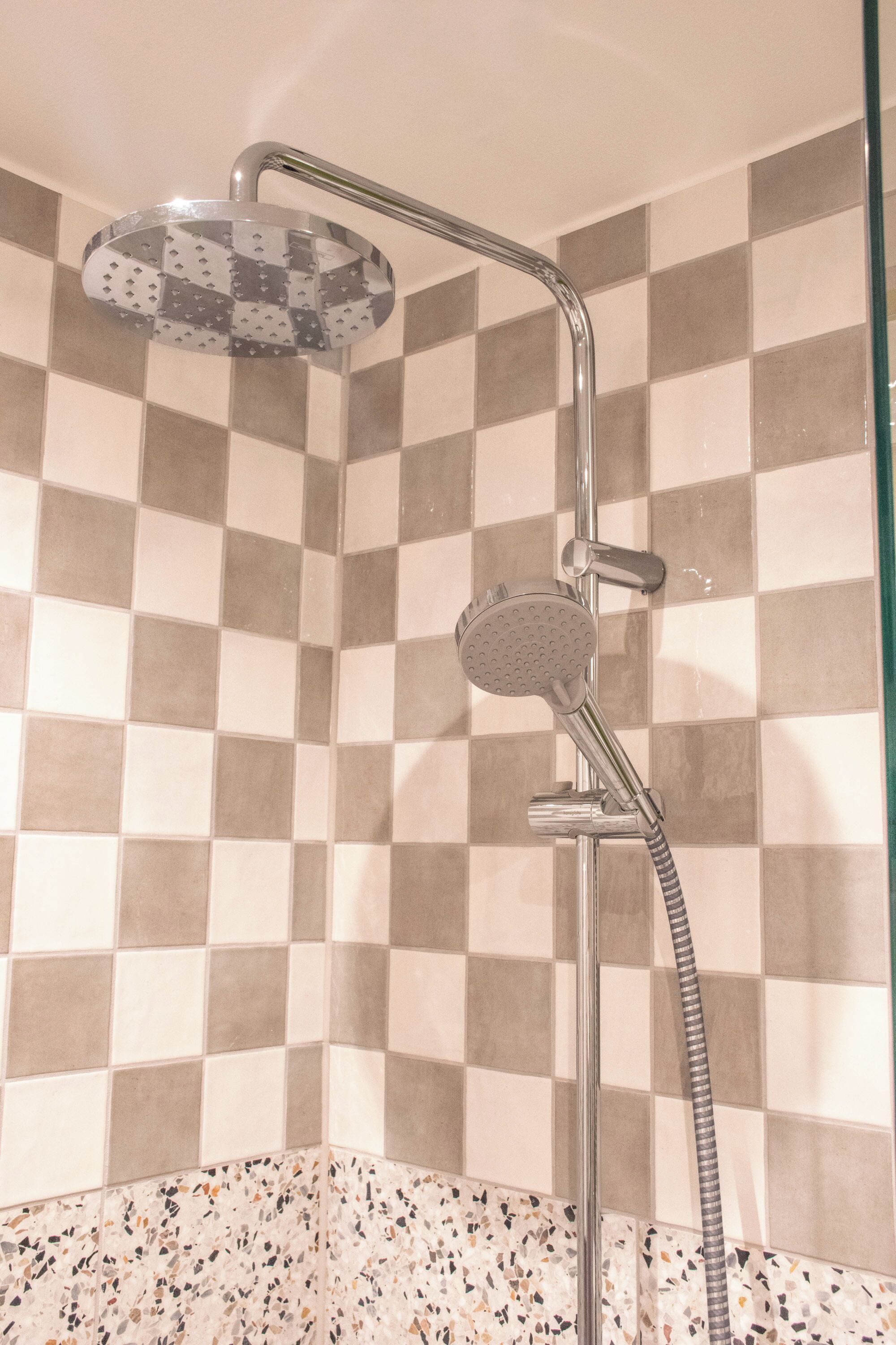Een douche, milieuvriendelijke toiletartikelen, een haardroger