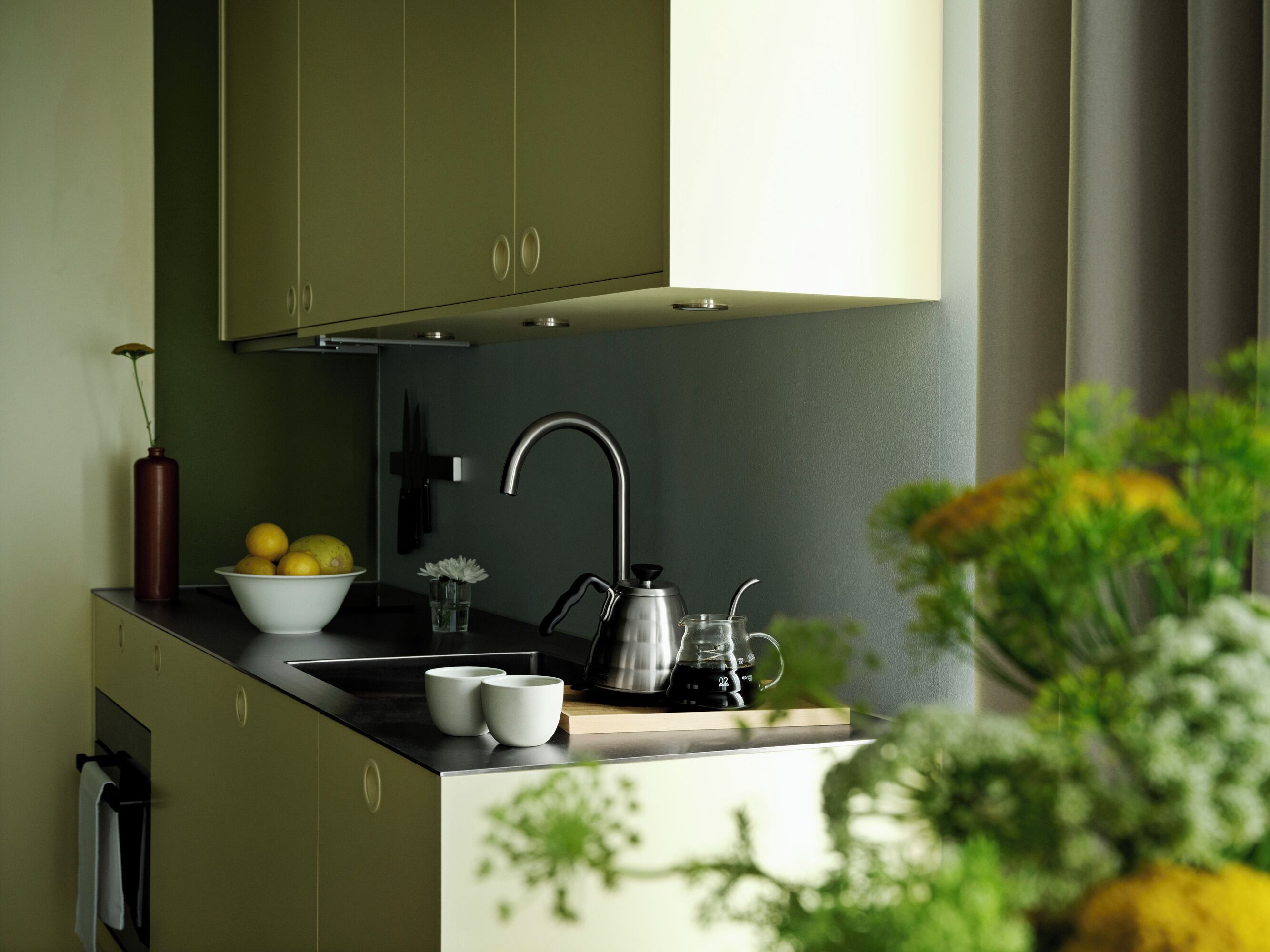 Superior Studio, 1 Queen Bed, Non Smoking | Private kitchen | Coffee/tea maker, fridge, oven, stovetop