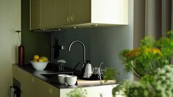 Superior Studio, 1 Queen Bed, Non Smoking | Private kitchen | Coffee/tea maker, fridge, oven, stovetop