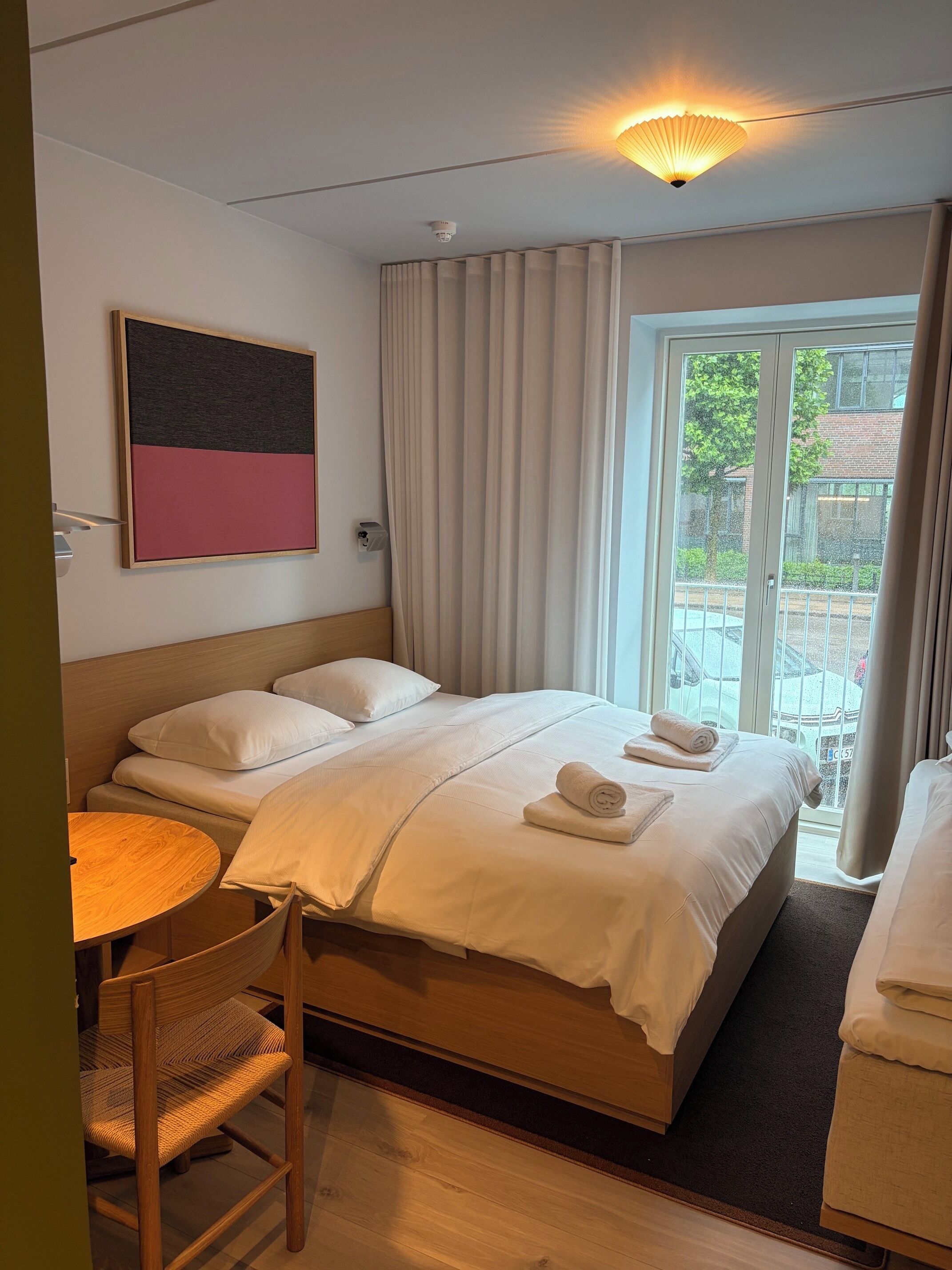 Ropa de cama hipoalergénica y espacio para trabajar con laptop 