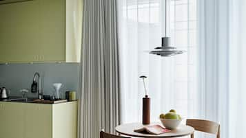Estudio superior, 1 cama Queen size, para no fumadores | Servicio a la habitación