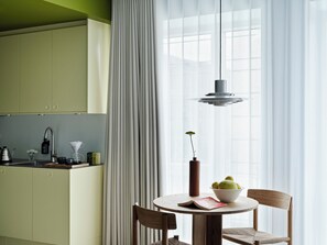 Superior-Studio, 1 Queen-Bett, Nichtraucher | Essbereich im Zimmer