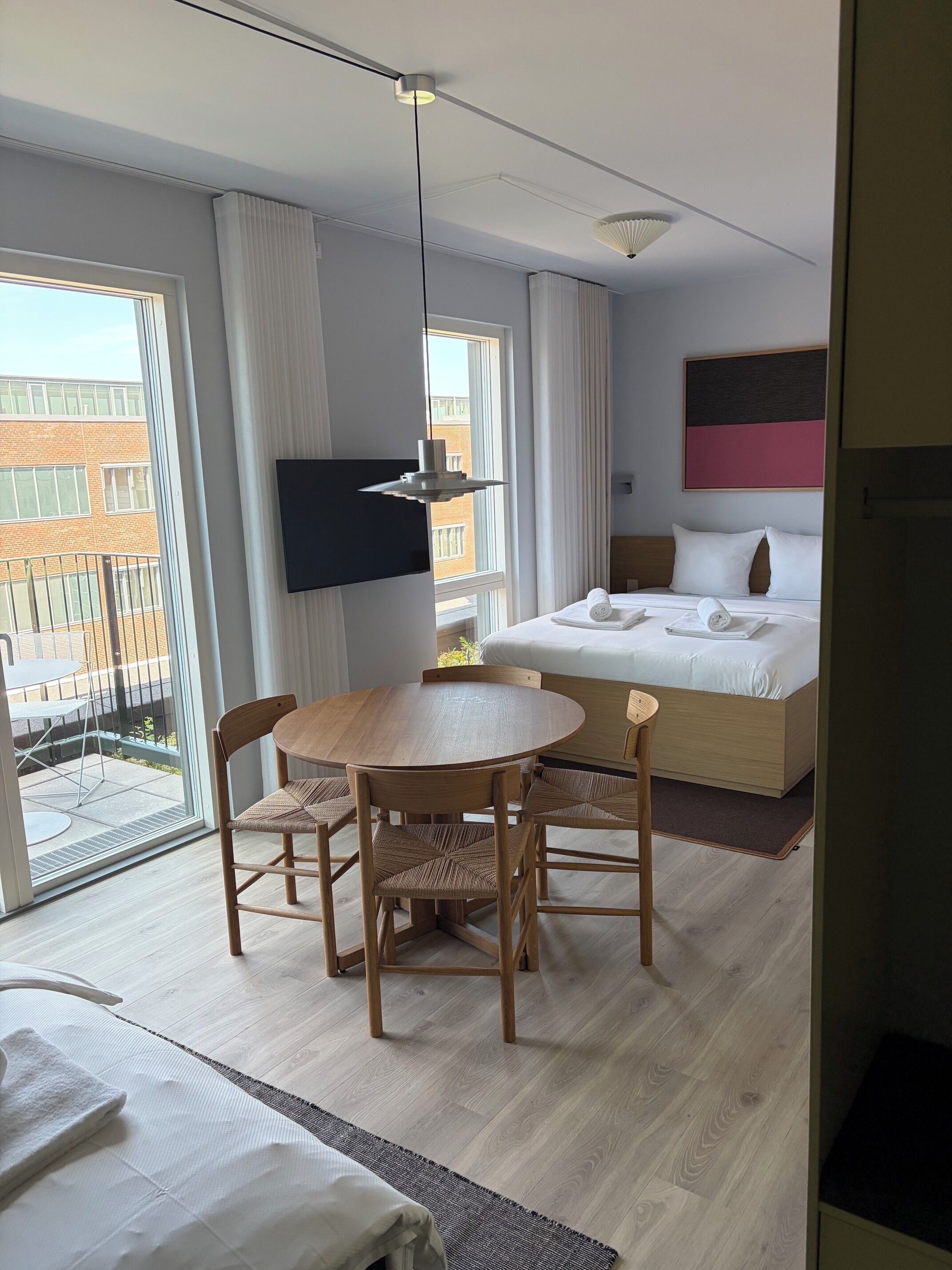 Ropa de cama hipoalergénica y espacio para trabajar con laptop 