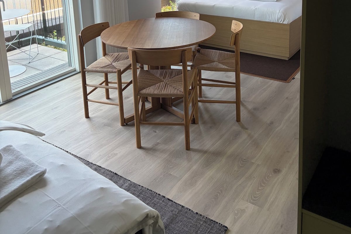 Estudio Premium, balcón | Ropa de cama hipoalergénica y espacio para trabajar con laptop