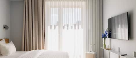 Hypo-allergenic bedding, laptop workspace, soundproofing, free WiFi