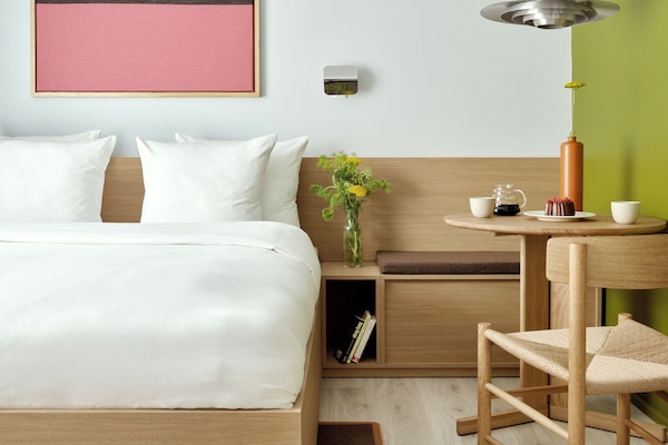 Deluxe Studio, 1 Queen Bed with Sofa bed, Non Smoking | Hypo-allergenic bedding available, laptop workspace, soundproofing