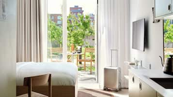 Studio, 1 Queen Bed, Non Smoking, Terrace | Hypo-allergenic bedding available, laptop workspace, soundproofing