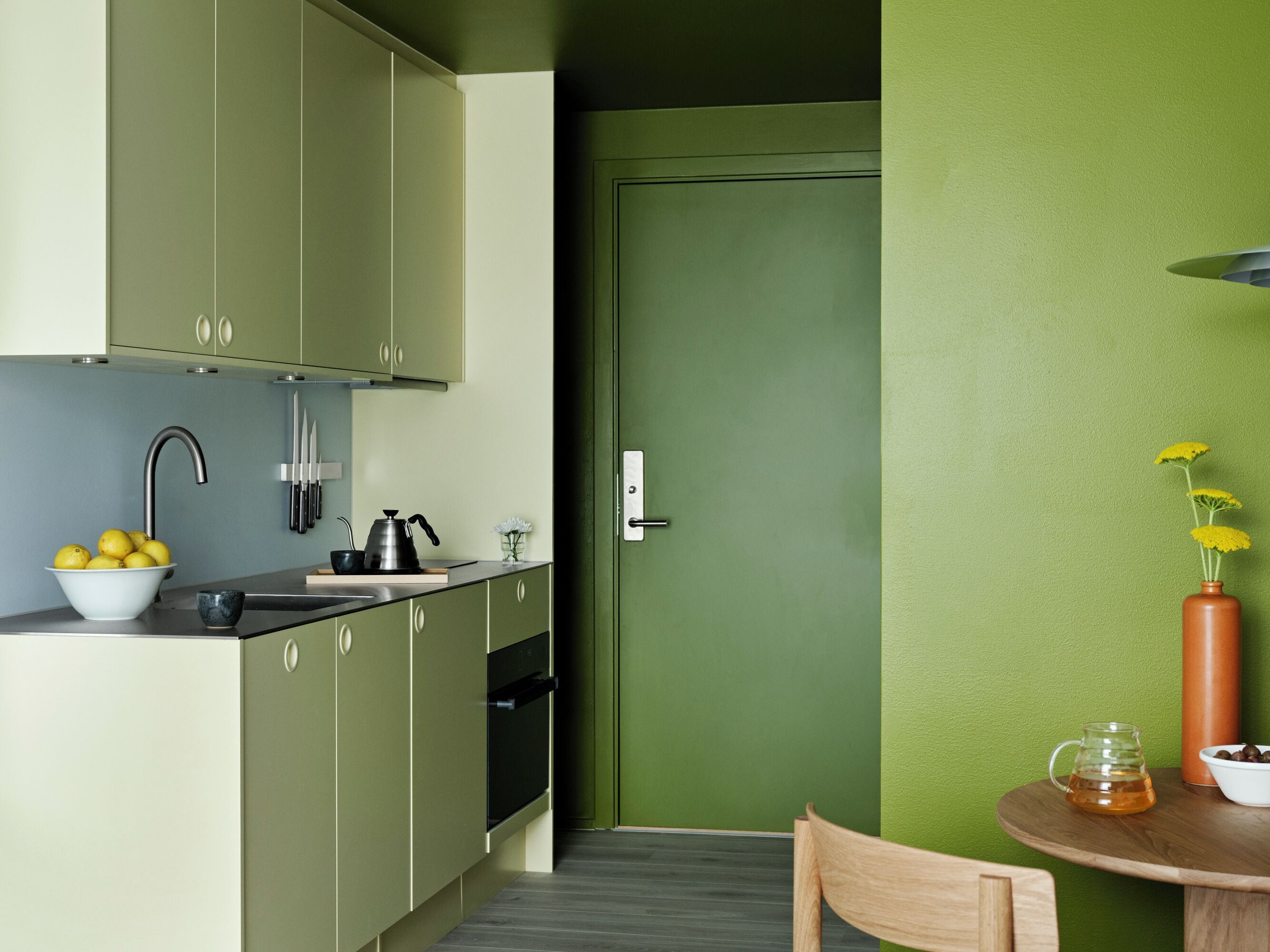Coffee/tea maker, fridge, oven, stovetop