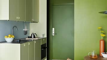 Coffee/tea maker, fridge, oven, stovetop