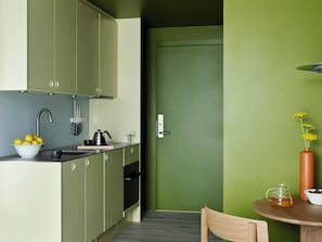 Wasserkocher mit Kaffee-/Teezubehör, Kühlschrank, Ofen, Herdplatte