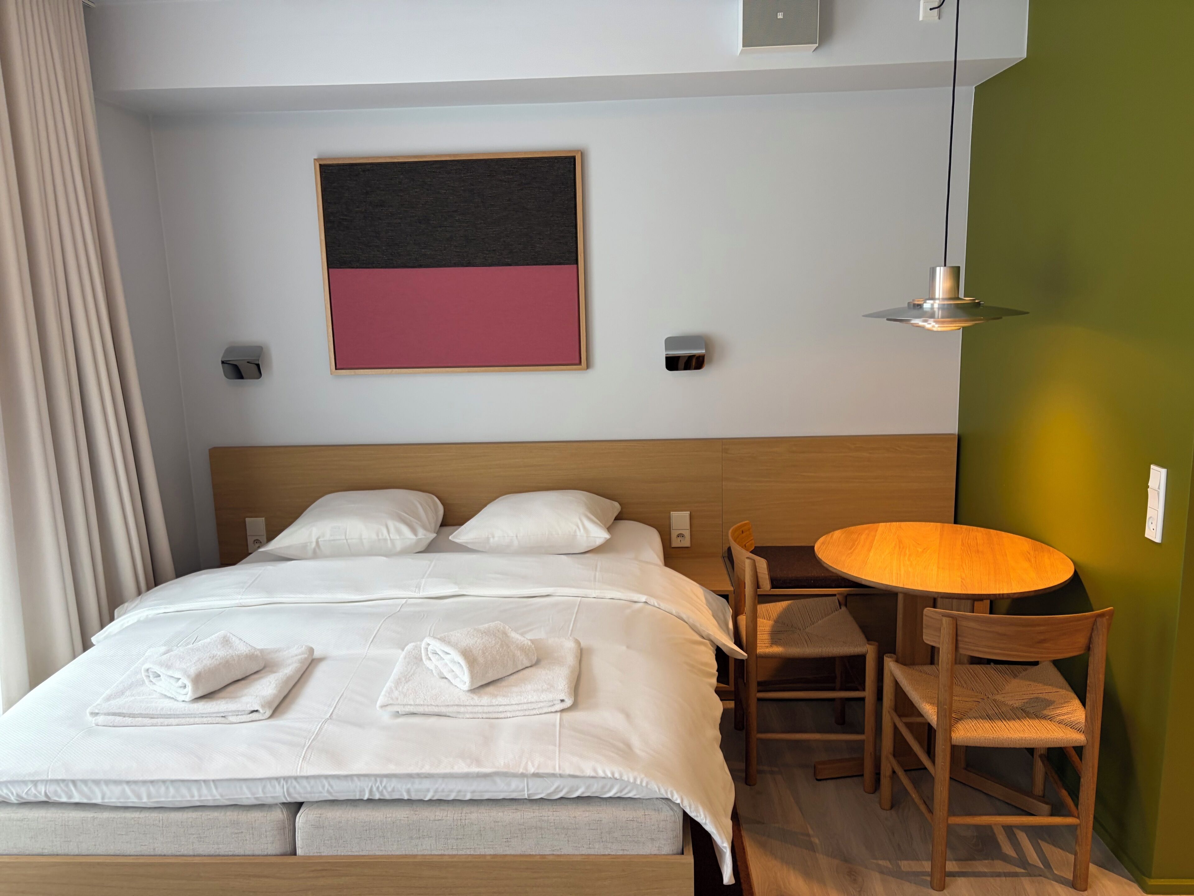 Ropa de cama hipoalergénica y espacio para trabajar con laptop 