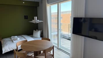 Premium Studio, Balcony | Hypo-allergenic bedding, laptop workspace, soundproofing, free WiFi