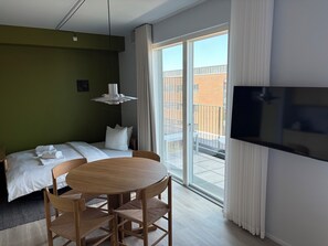 Ropa de cama hipoalergénica y espacio para trabajar con laptop 