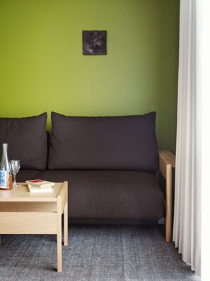 Studio Prestige, balcon | Aire de séjour | Téléviseur connecté de 43 po avec télévision numérique