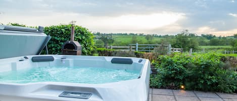 Tina de hidromasaje al aire libre