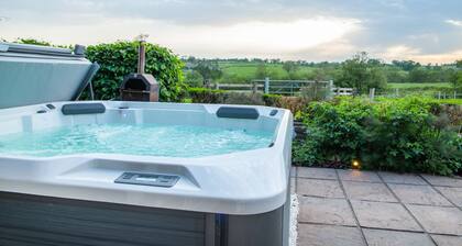 Lower Wood Farmhouse: Working Cattle Farm Near Ludlow, Sleeps 12