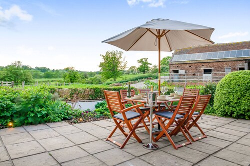 Lower Wood Farmhouse: Working Cattle Farm Near Ludlow, Sleeps 12