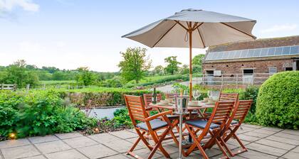 Lower Wood Farmhouse: Working Cattle Farm Near Ludlow, Sleeps 12