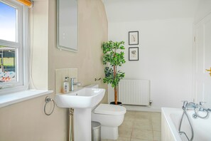 Haartrockner, Handtücher, Seife, Toilettenpapier